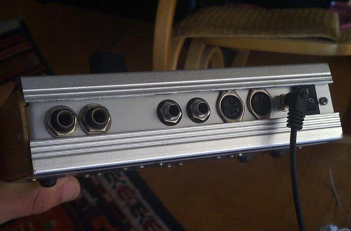 Outputs, inputs, MIDI O/I, DC.