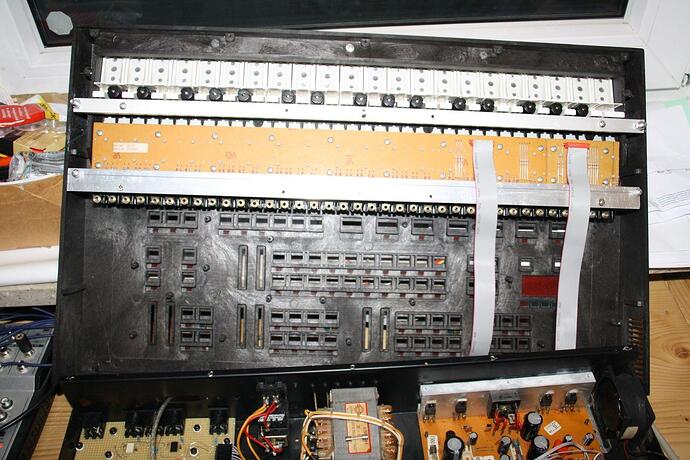 Neue Klaviatur Innen. Ich habe Alu-Profile benutzt um die neue Tastatur einzubauen